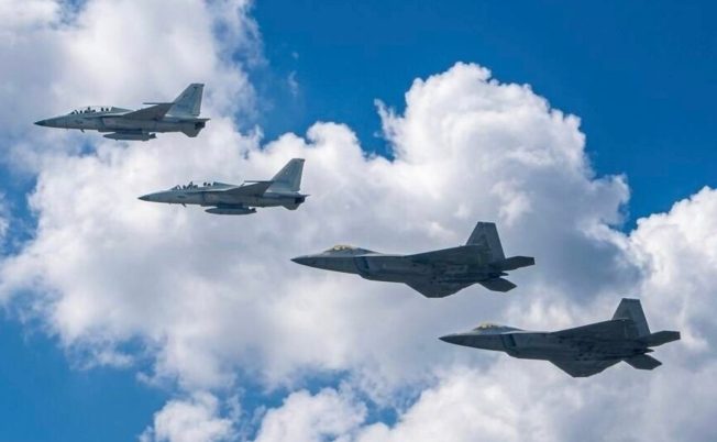 FA-50PH Filipina dan F-22 AS melaksanakan latihan tempur bersama