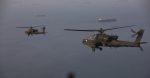 Heli Apache AS melakukan patroli di atas Selat Hormuz
