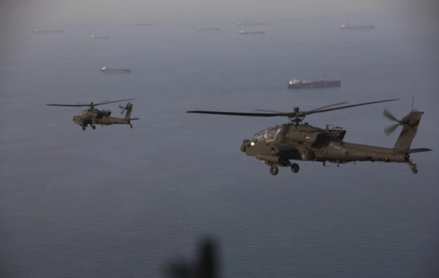 Heli Apache AS melakukan patroli di atas Selat Hormuz