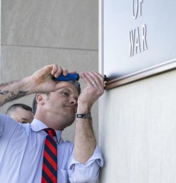 Menteri Pertahanan AS Pete Hegseth memasang plakat Departemen Perang