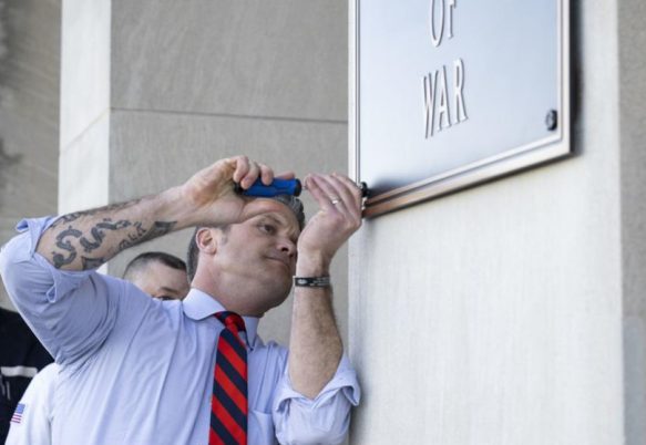 Menteri Pertahanan AS Pete Hegseth memasang plakat Departemen Perang
