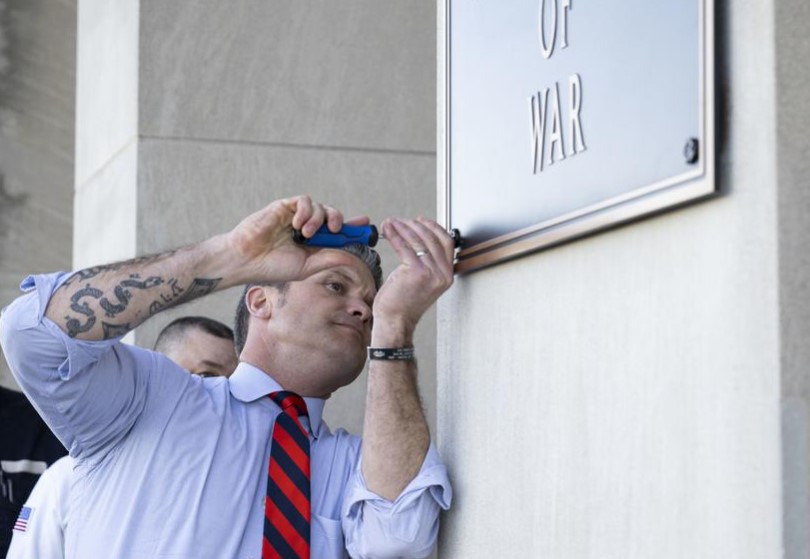 Menteri Pertahanan AS Pete Hegseth memasang plakat Departemen Perang