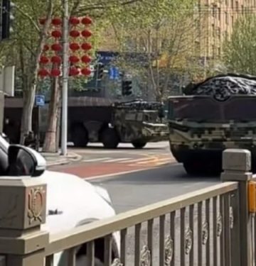 Peluncur rudal DF-27 terlihat di jalanan kota di China_1
