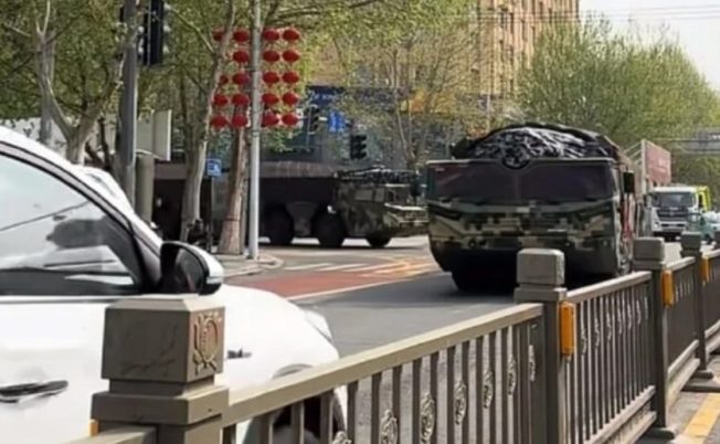 Peluncur rudal DF-27 terlihat di jalanan kota di China_1