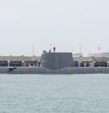 Singapura menyambut kapal sleam RSS Illustrious