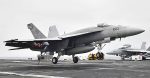Super Hornet mendarat di kapal induk