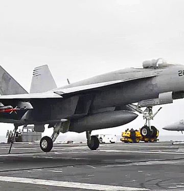 Super Hornet mendarat di kapal induk