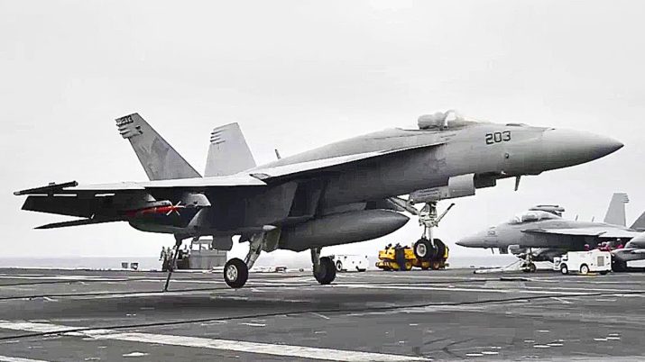 Super Hornet mendarat di kapal induk