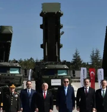 Turkiye pamerkan rudal antarkawasan yang berukuran besar