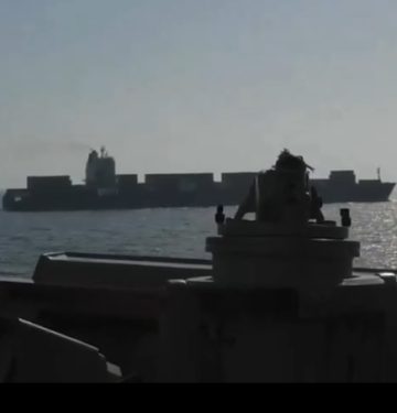 USS Spruance tembaki kapal kargo Iran MV Touska di Laut Arab