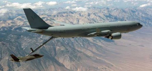 A330 MRTT mengisi bahan bakar di udara terhadap F-35