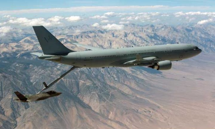 A330 MRTT mengisi bahan bakar di udara terhadap F-35