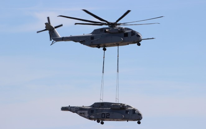 CH-53 King Stallion mengangkat heli sesamanya