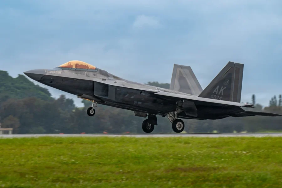 F-22 mendarat di Kadena Jepang