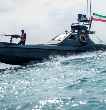 Kapal cepat Iran di Selat Hormuz