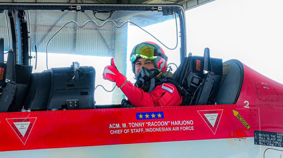 Kasau M Tonny onboard di pesawat JAT