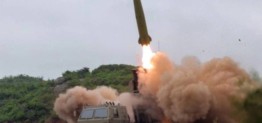 Korea Utara menguji sistem MLRS mirip HIMARS AS
