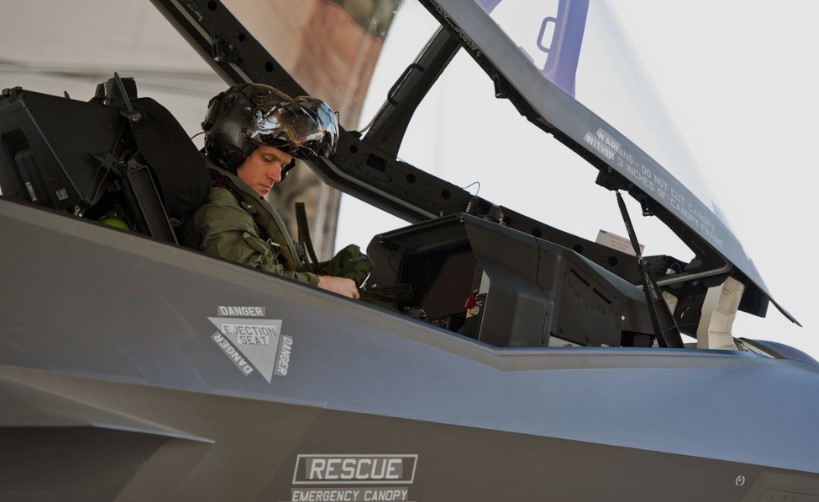 Pilot di kokpit F-35