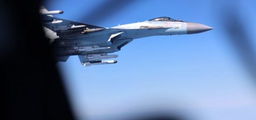 Su-35 Rusia pepet RC-135W Inggris dalam jarak enam meter