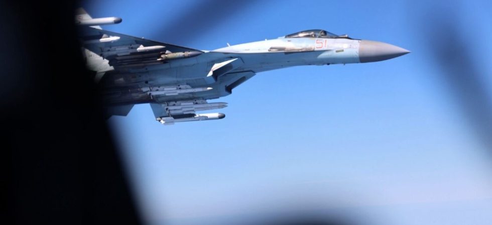 Su-35 Rusia pepet RC-135W Inggris dalam jarak enam meter