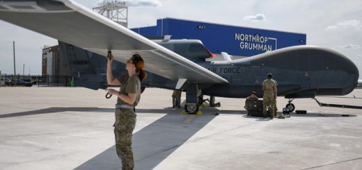 Teknisi melakukan perawatan drone RQ-4 Global Hawk di fasilitas Nortrhop Grumman