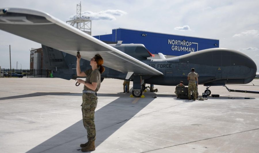 Teknisi melakukan perawatan drone RQ-4 Global Hawk di fasilitas Nortrhop Grumman