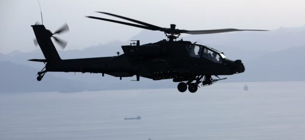 AS-64 Apache terbang di Selat Hormuz