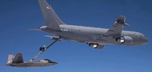 KC-46A mengisi bahan bakar ke jet F-22