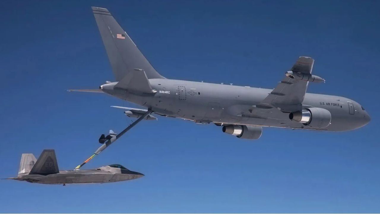 KC-46A mengisi bahan bakar ke jet F-22