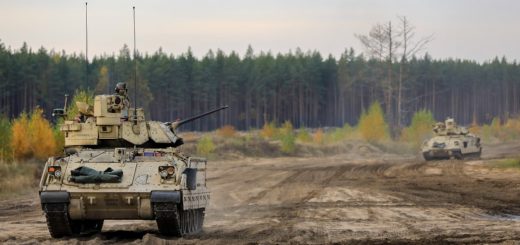Kendaraan tempur AS saat latihan di Lithuania