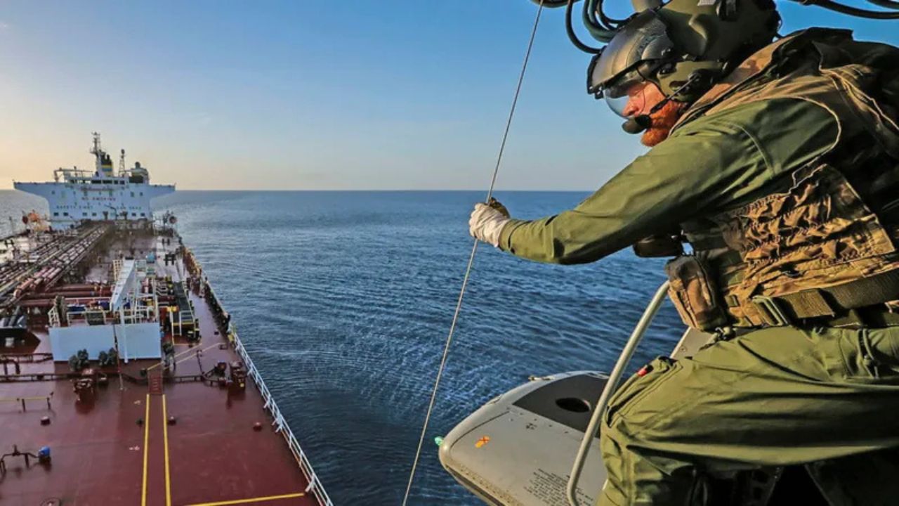 Komando Royal Marines menyergap kapal armada bayangan Rusia di Selat Inggris