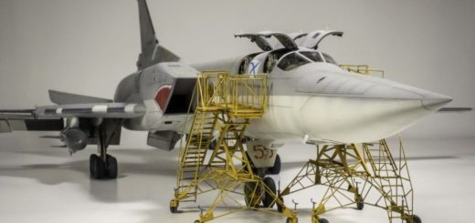 Model kit Tu-22M3 dengan empat pintu kokpit terbuka