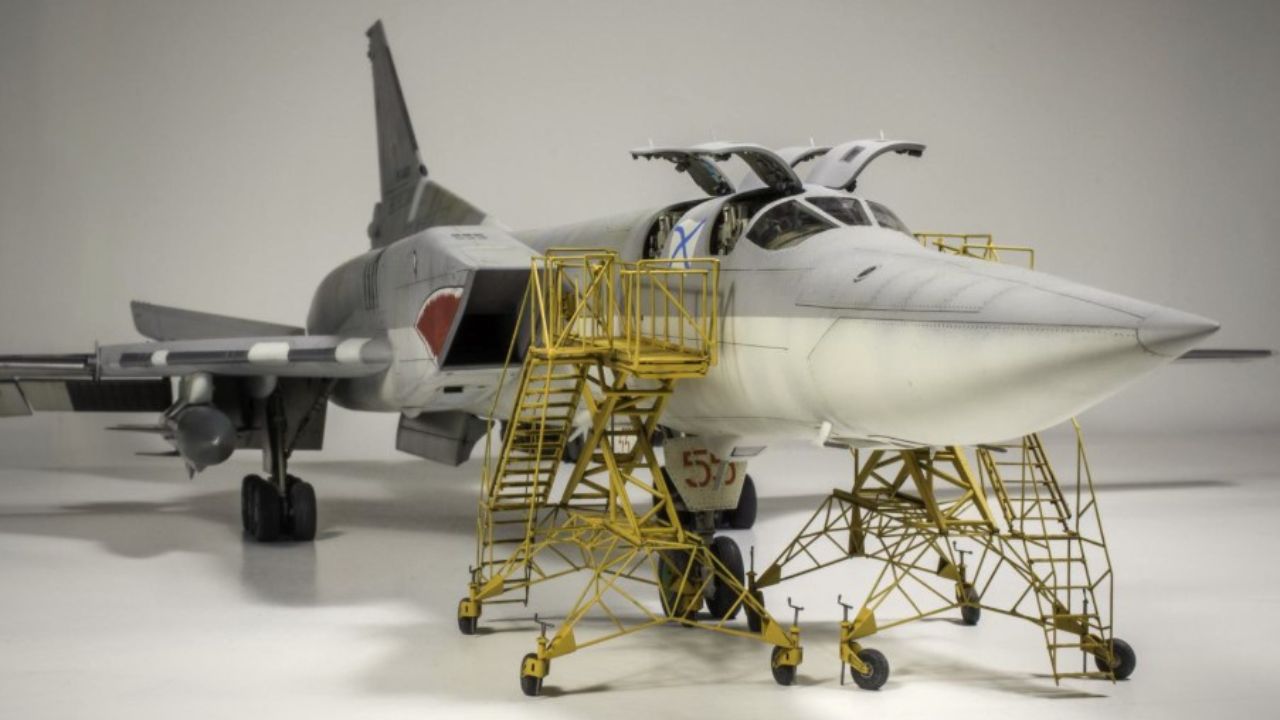 Model kit Tu-22M3 dengan empat pintu kokpit terbuka