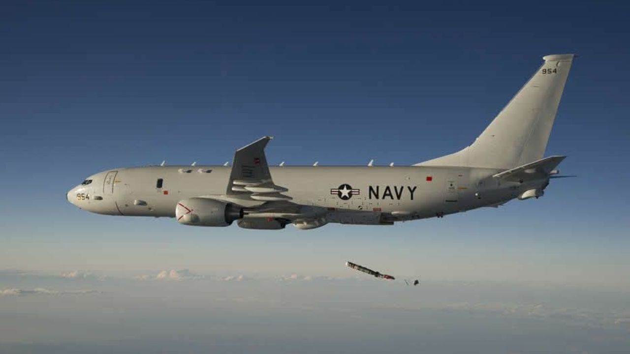 P-8A Poseidon meluncurkan torpedo MK 54