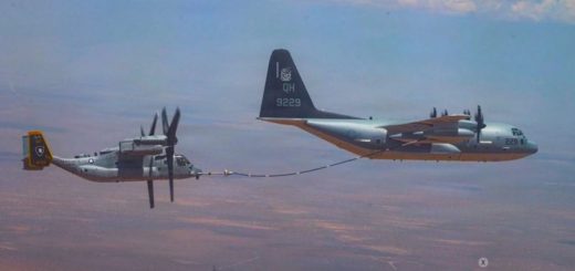 Pengisian bahan bakar di udara dari KC-130K ke MV-22B Osprey
