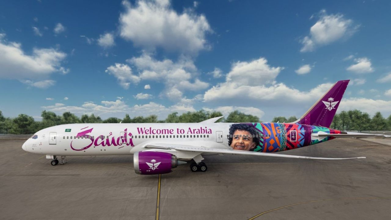 Pesawat Boeing 787-9 Saudia dengan corak khusus