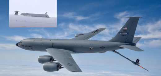 Pesawat tanker KC-135 Stratotanker USAF teridentifikasi memakai antena baru di atas badannya