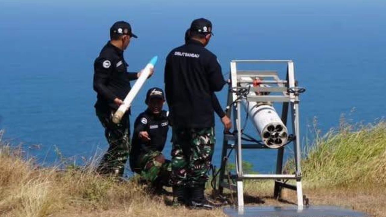 TNI AU menguji roket WAFAR RD-702 buatan PTDI