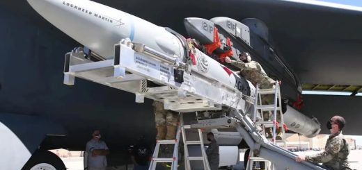 Teknisi USAF memasang rudal AGM-183A ARRW pada B-52H