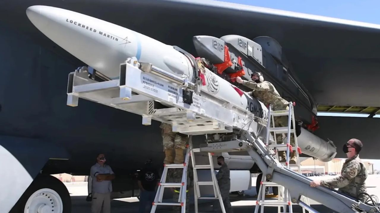 Teknisi USAF memasang rudal AGM-183A ARRW pada B-52H