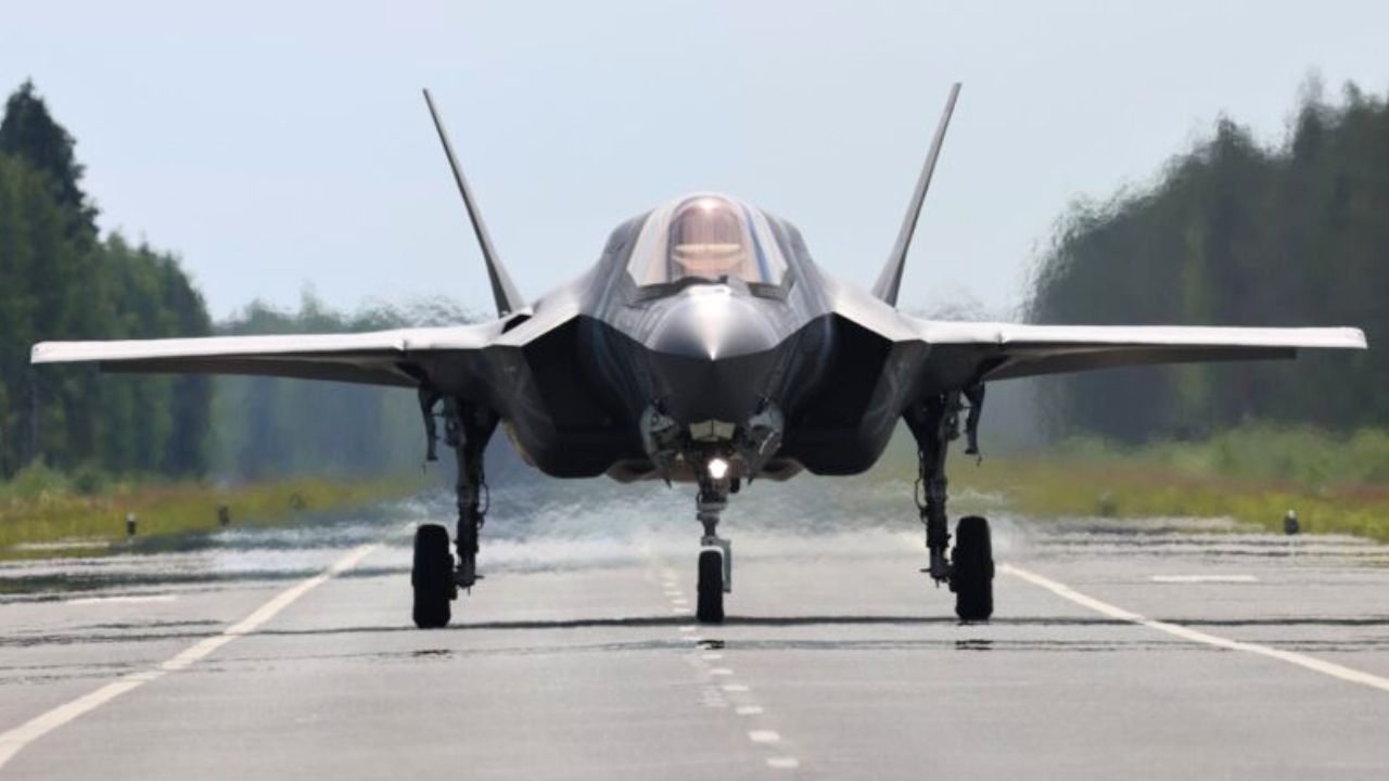 USMC F-35B mendarat di jalan raya di Finlandia