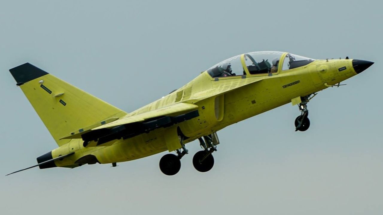 Yak-130M terbang perdana