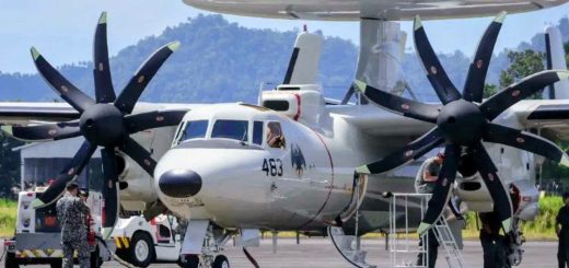 E-2D Hawkeye Jepang melakukan refueling di Lanud Sam Ratulangi