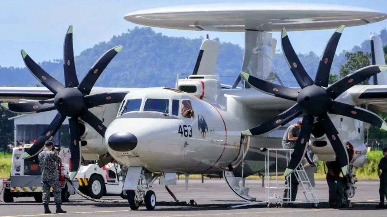 E-2D Hawkeye Jepang melakukan refueling di Lanud Sam Ratulangi
