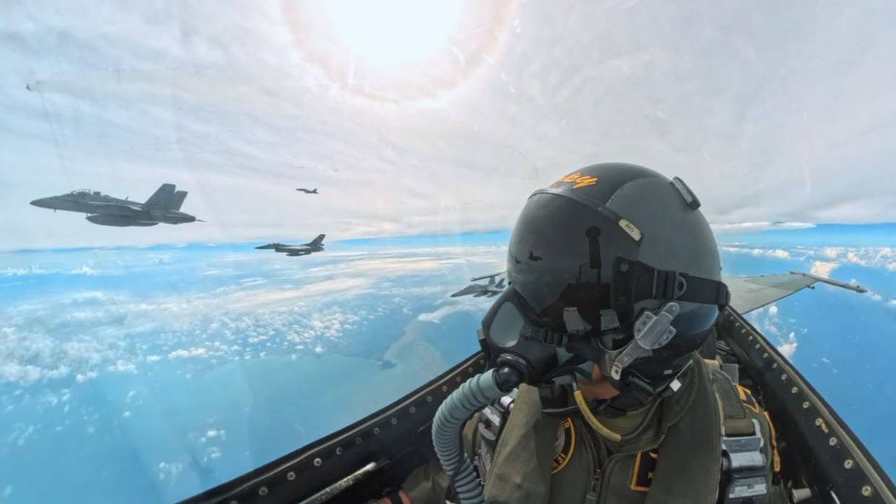 F-16 TNI AU dan Hornet TUDM melaksanakan patroli terkoordinasi