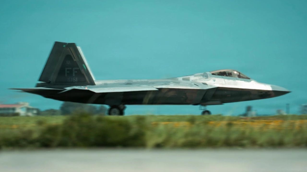 F-22 Raptor di Kadena Jepang