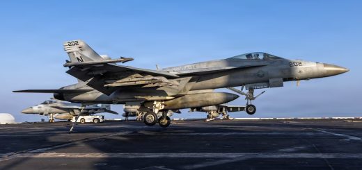 Jet tempur Super Hornet meluncur dari USS Abraham Lincolnd