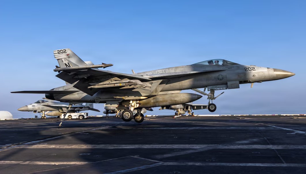 Jet tempur Super Hornet meluncur dari USS Abraham Lincolnd