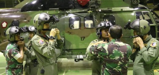 Kru helikopter TNI AU melaukan latihan penggunaan NVG