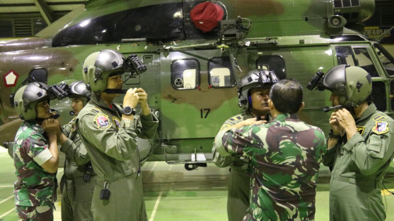 Kru helikopter TNI AU melaukan latihan penggunaan NVG